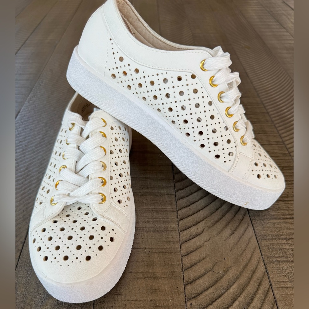 Dolce Vita - DV Adela Perforated Sneakers Women's Size 7 (NWOT)